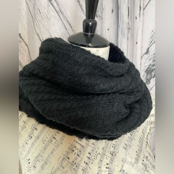 Denver Hayes Infinity Scarf/Hood Reversible Faux Fur/Cable Knit - Picture 2 of 4